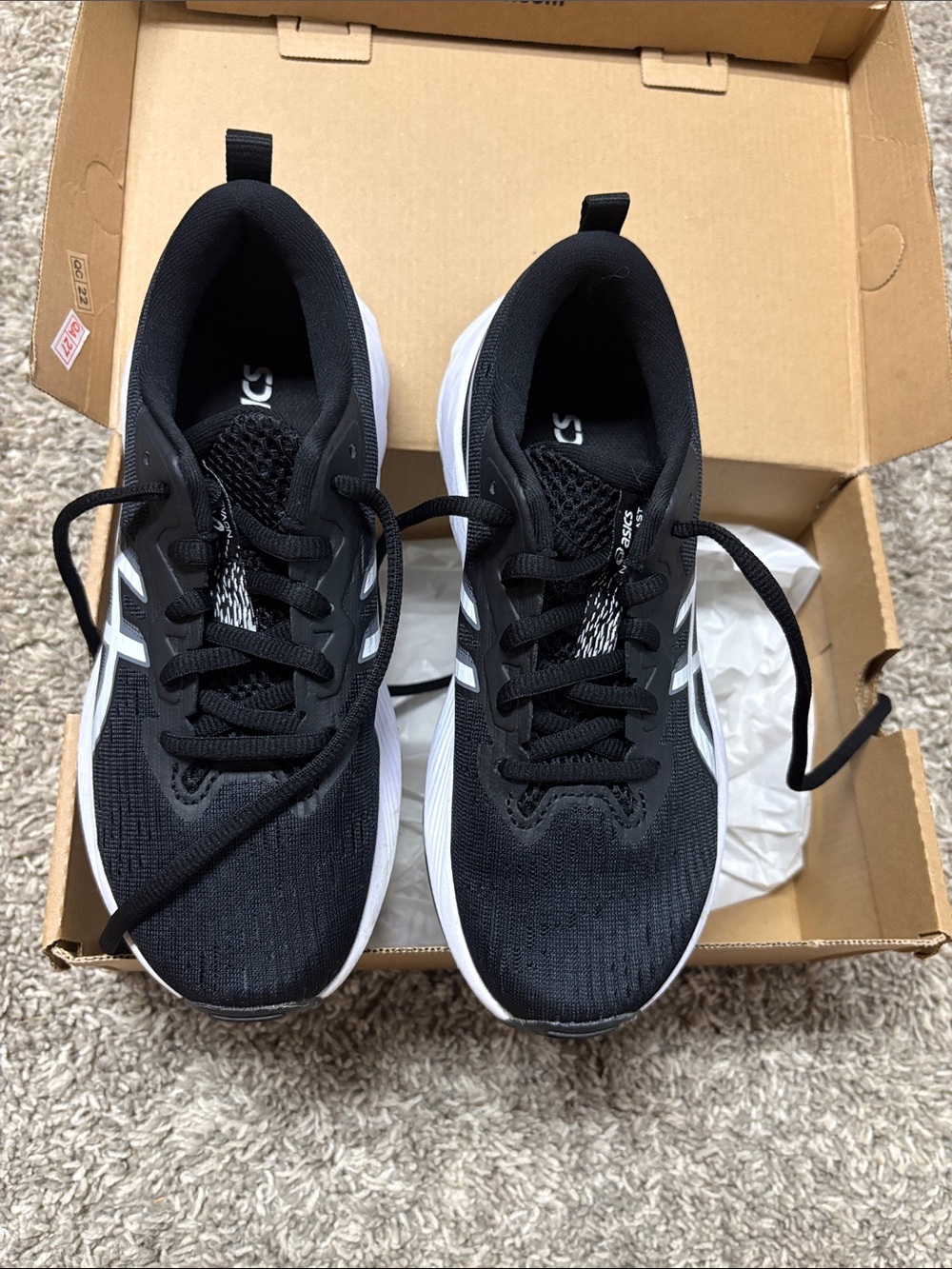 Asics Black & White Athletic Running Shoes boys 3 1/2 NEW